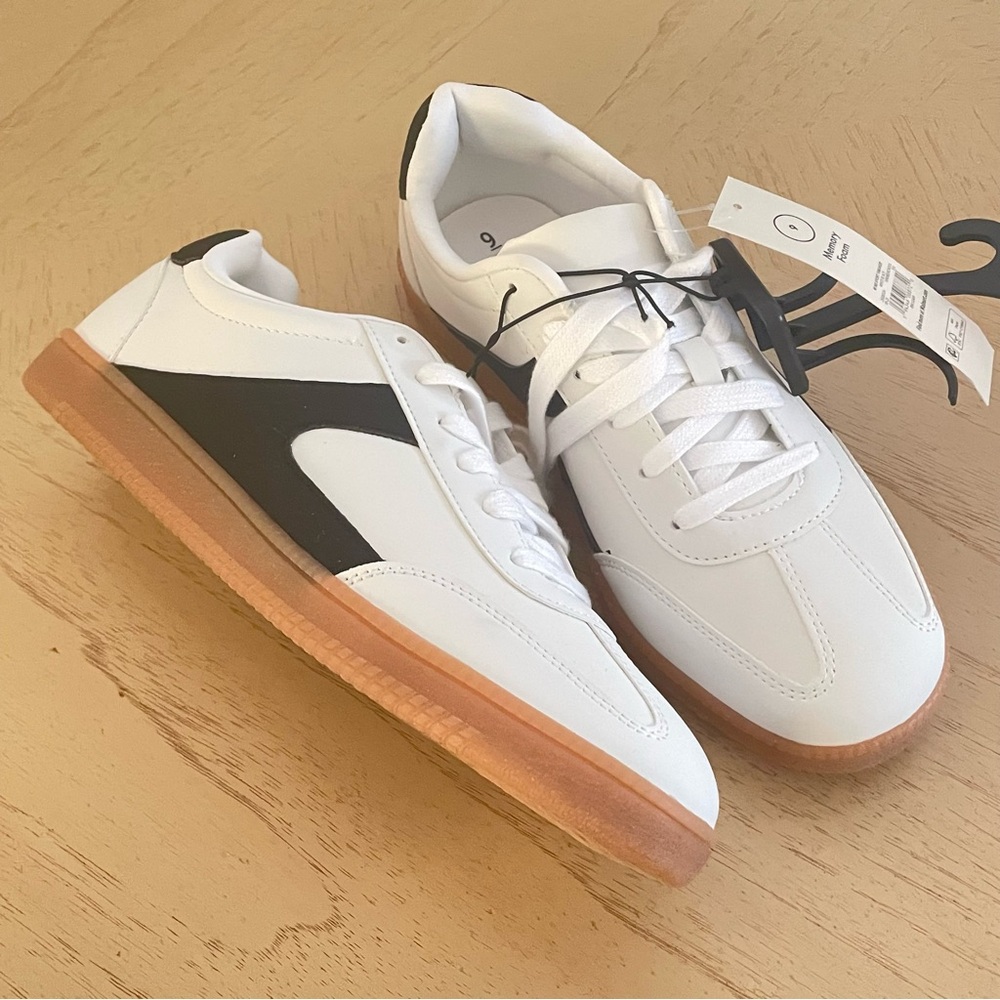 No Boundaries White Black Gum Sole Memory Foam Sneakers NWT Women’s 9